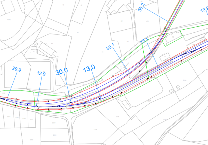 Extrait du plan de situation RNI avec focus sur la gare de Sembrancher, le corridor 1 µT en rouge, l’axe des voies en bleu et les limites de parcelles TMR en vert.