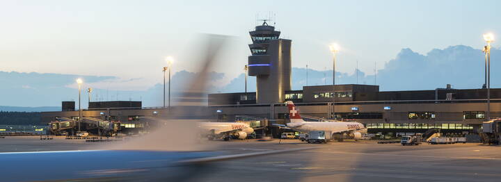 L'éclairage permet de procéder à l'enregistrement et à l’accueil même dans l'obscurité. Source : Flughafen Zürich AG
