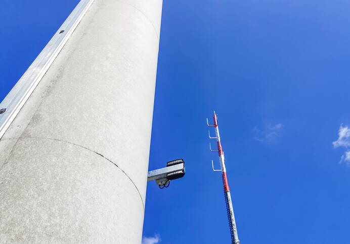 Mât d'éclairage avec lampes d’avertissement météo