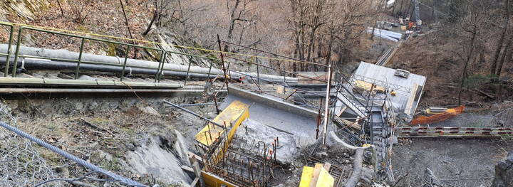 Steil bergab und bergauf: Blick auf’s Fundament für den Kabelrohrblock