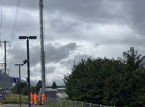 Funkmast auf einem Perron Funkmast auf einem Perron