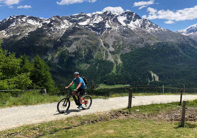 Montée de Suvretta – Il faut bien un « Vélo balai »!