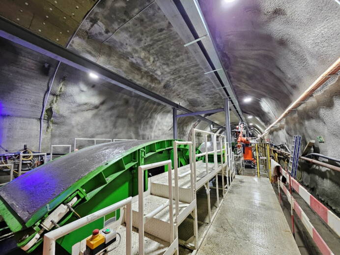 Betonieren am Laufband mit Roboter