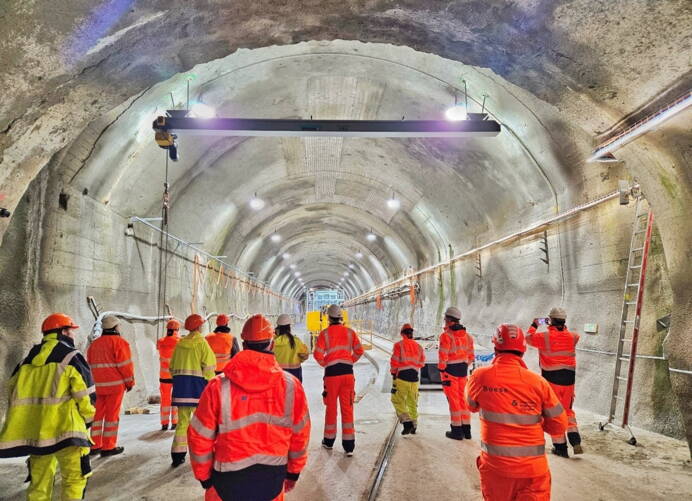 Man liest und hört viel über den Gotthard. Doch wenn man selbst unter hunderten Metern Gestein steht, den Klang der Maschinen hört und die Luft der Baustelle einatmet, bekommt der Begriff „Ingenieursleistung“ eine ganz neue Dimension. Unser Team besichtigte die Baustelle der zweiten Röhre – ein Blick hinter die Kulissen eines Jahrhundertprojekts.