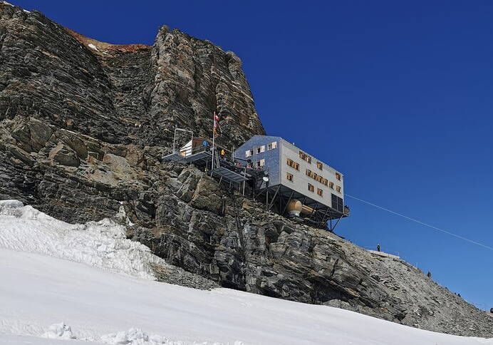 La cabane de Mönchsjoch à 3'650m