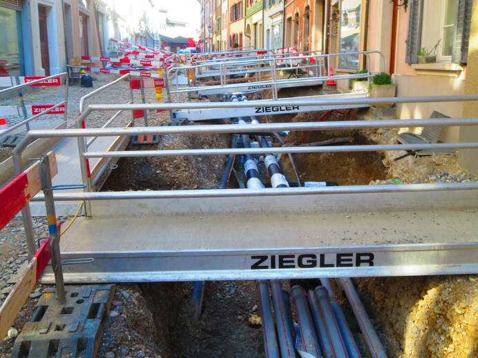 Laufenburg - Bauen in der Altstadt Die Stadt Laufenburg modernisiert ihre historische Altstadt Schritt für Schritt. In der dritten Sanierungsetappe plant Boess Infra die Erneuerung der elektrischen Infrastruktur – eine Aufgabe, die Erfahrung und Fingerspitzengefühl erfordert. Denn hier treffen mittelalterliche Architektur und modernde Anforderungen aufeinander.