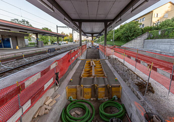 boess-bzu23-sbb-bahnhof-oberglatt-fundament_wartehalle_kabelerschliessung.jpg