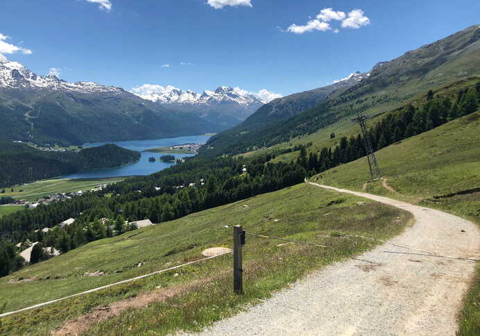 Vue spendide sur Lej da Champfèr et le lac de Silvaplana