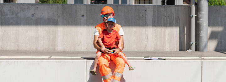 Notre employé montre «son» chantier à son fils pendant une fermeture de voie