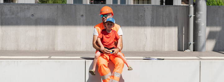 Un nostro dipendente mostra al figlio il «suo» cantiere durante la chiusura dei binari