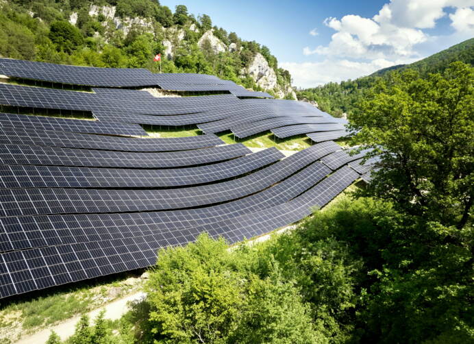 Die Basler Energieversorgerin IWB produziert auf der ehemaligen Kehrichtdeponie der KELSAG seit Mai 2026 mit einer 3,7-MW-Photovoltaikanlage erneuerbaren Strom für rund 1000 Haushalte. Boess plante und leitete die elektrische Erschliessung – vom Mittelspannungsnetz bis zu den 27 Wechselrichtern auf dem Deponiekörper.