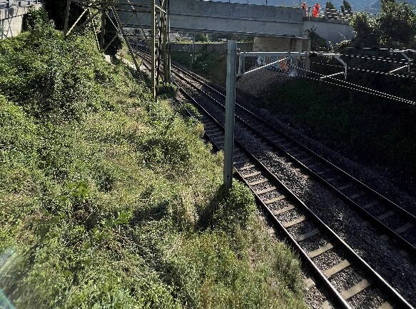 Bahnstrecke unter einer Strassenbrücke neben dem Freileitungsmast mit der Funkantenne Bahnstrecke unter einer Strassenbrücke neben dem Freileitungsmast mit der Funkantenne